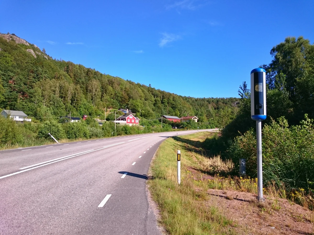 Masowe kradzieże kamer z fotoradarów w Szwecji. Jak zauważa dziennik „Aftonbladet”, kamery tego samego typu są wykorzystywane w dronach domowej roboty używanych przez Rosjan podczas inwazji na Ukrainę. Szwedzkie służby specjalne SAPO przyznają, że wiedzą o tym, iż sprawy te są ze sobą łączone. Jak podkreślają, nie komentują jednak pracy wywiadowczej.