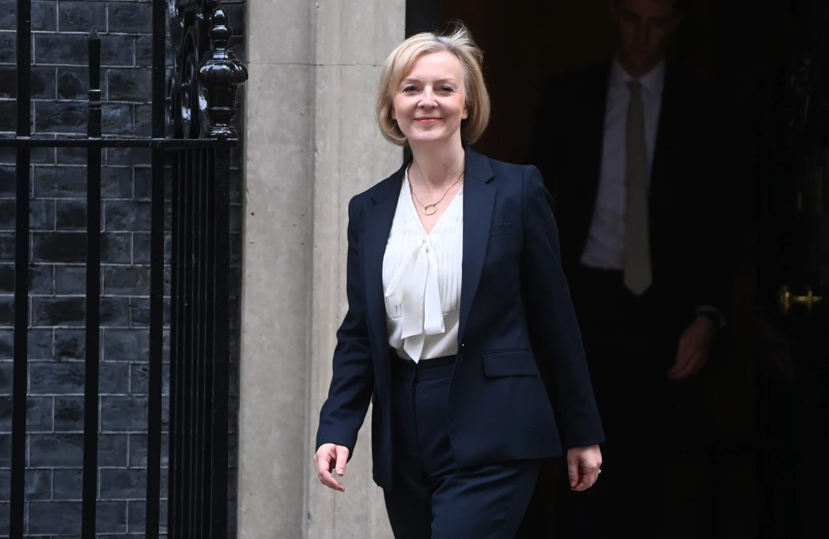 Polityczna przyszłość brytyjskiej premier Liz Truss stoi pod olbrzymim znakiem zapytania. Coraz więcej posłów rządzącej Partii Konserwatywnej domaga się jej rezygnacji. Upadek politycznej reputacji i obowiązujących standardów - nad tym najbardziej lamentują komentatorzy.