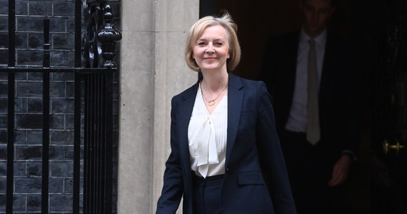 Polityczna przyszłość brytyjskiej premier Liz Truss stoi pod olbrzymim znakiem zapytania. Coraz więcej posłów rządzącej Partii Konserwatywnej domaga się jej rezygnacji. Upadek politycznej reputacji i obowiązujących standardów - nad tym najbardziej lamentują komentatorzy.