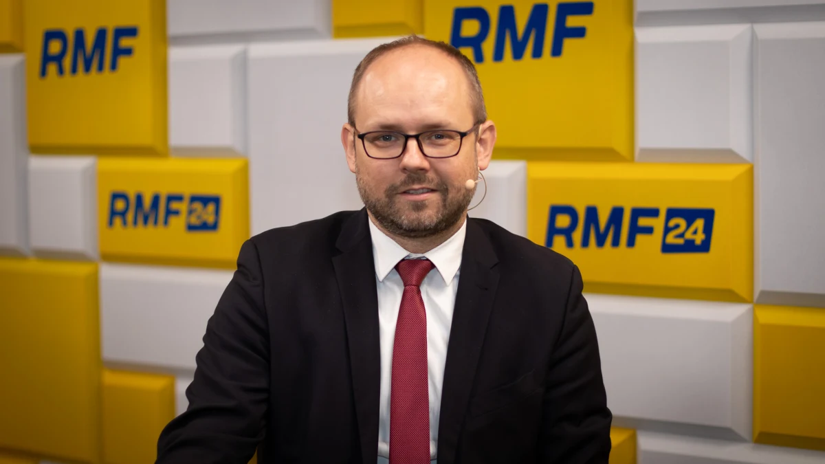 "Z całą pewnością działania Rosji w ostatnim czasie, zwłaszcza bombardowanie infrastruktury cywilnej, bombardowanie zwykłych domów mieszkalnych, placów zabaw niosą znamiona działania terrorystycznego. Natomiast my uważamy, że tę dyskusję należy prowadzić szerzej z naszymi partnerami ze Stanów Zjednoczonych i Europy Zachodniej, aby ta decyzja zapadła wspólnie, bo wtedy ta siła rażenia (…) byłaby dużo silniejsza" – tak na pytanie o to, czy Polska uzna Rosję za państwo terrorystyczne, odpowiedział w Rozmowie w Południe w RMF FM Marcin Przydacz. We wtorek taką decyzję podjął parlament Estonii. 