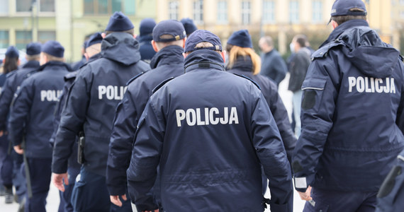 9 listopada odbędzie się wielotysięczna demonstracja funkcjonariuszy służb mundurowych przed siedzibą rządu - dowiedział się reporter RMF FM. Taka decyzja zapadła po posiedzeniu Rady Federacji Związków Zawodowych Służb Mundurowych, które nie doszły do porozumienia z rządem w sprawie swoich postulatów płacowych.