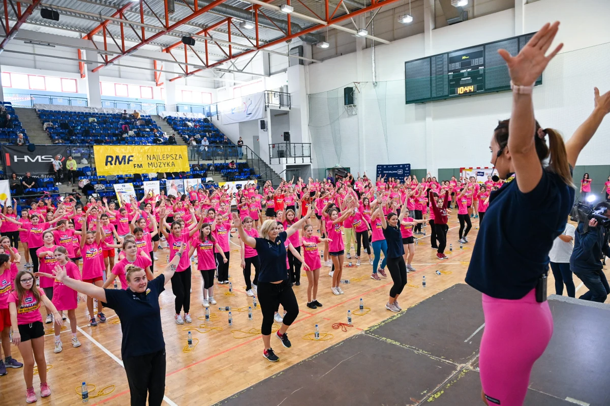 Blisko pięćset uczennic z Łodzi wzięło udział w czwartej tegorocznej odsłonie akcji „Mistrzynie w Szkołach”. Na tę niezwykłą lekcję wf przyjechały wielkie gwiazdy polskiego sportu – Otylia Jędrzejczak, Małgorzata Hołub-Kowalik, Anna Puławska, Joanna Fiodorow i Patrycja Maliszewska.