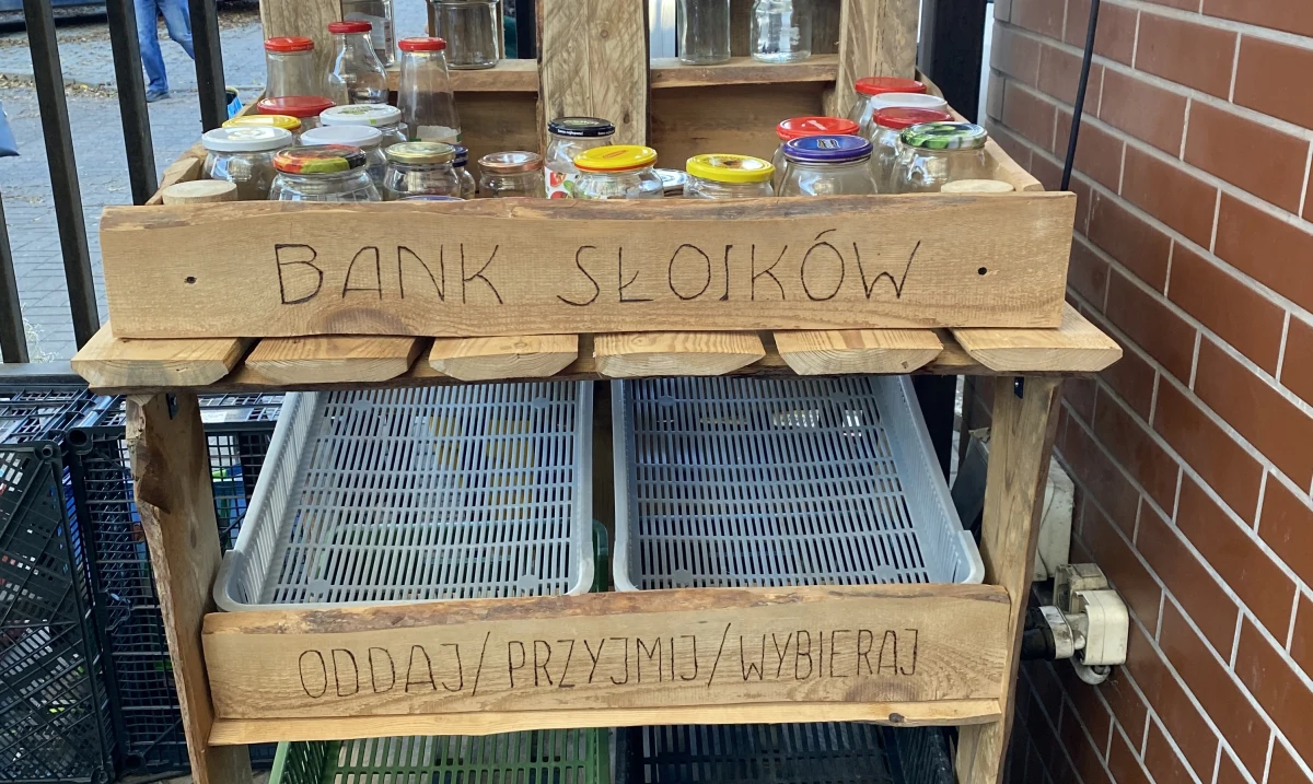 Na wejherowskim targowisku stanął bank słoików. To propozycja Ekofabryki działającej w mieście.