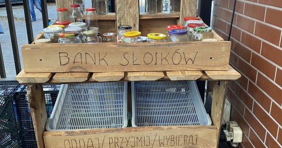 Na wejherowskim targowisku stanął bank słoików. To propozycja Ekofabryki działającej w mieście.