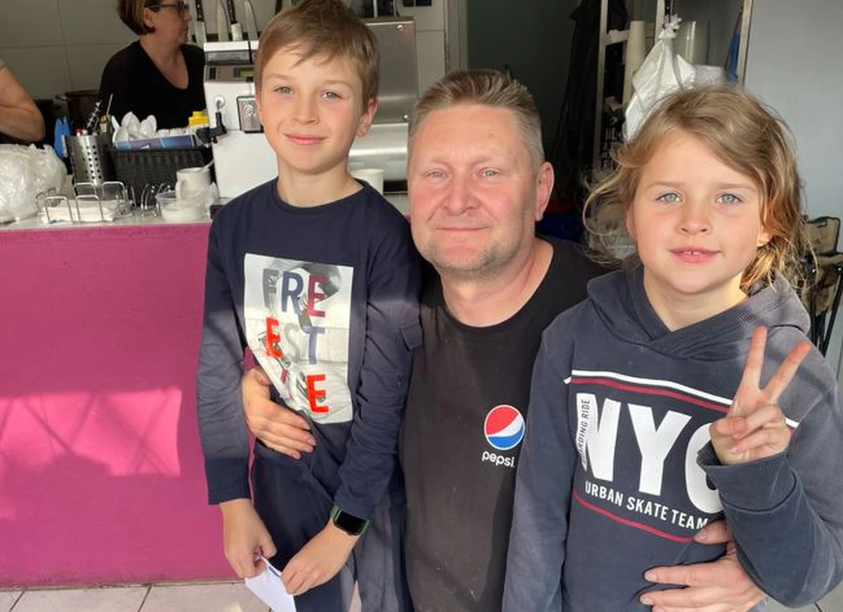 Mikołaj Rozbicki, uczeń V klasy warszawskiej podstawówki zamiast prezentu na urodziny poprosił o udział w zbiórce. Zadecydował, że chce pomóc ludziom najbardziej potrzebującym. Zebrał pieniądze na 70 obiadów dla najuboższych mieszkańców warszawskiego Mokotowa. Grubą kopertę zaniósł właścicielowi "Baru do Syta". 