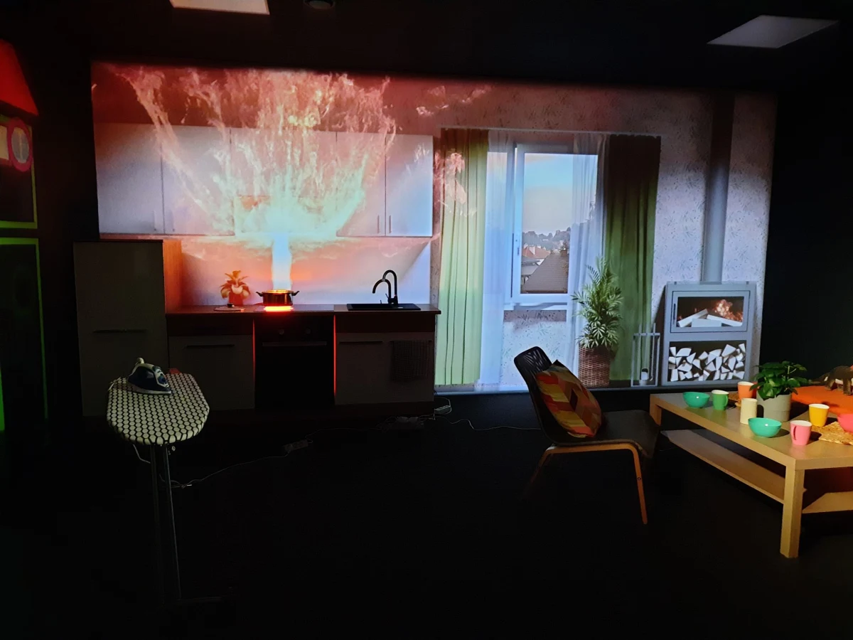 To niezwykłe miejsce. Można tu zobaczyć, co dzieje się w płonącym mieszkaniu lub w objętym ogniem lesie. Można wcielić się w strażaka i siąść w prawdziwym strażackim wozie. W Dobczycach w Małopolsce otwarto najnowocześniejsze w Polsce Centrum Edukacji Przeciwpożarowej.

