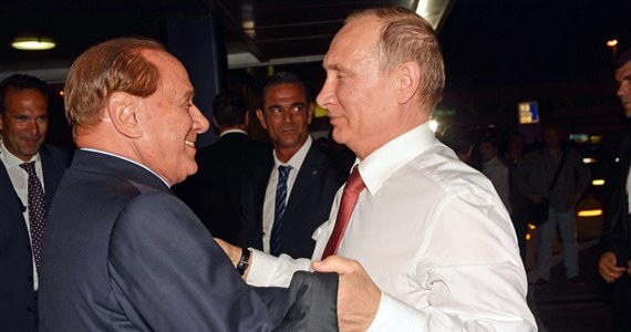 Transport 20 butelek wódki, które prezydent Rosji Władimir Putin wysłał w prezencie urodzinowym byłemu premierowi Włoch Silvio Berlusconiemu, narusza unijne sankcje nałożone na Rosję po jej inwazji na Ukrainę - poinformowała Komisja Europejska.