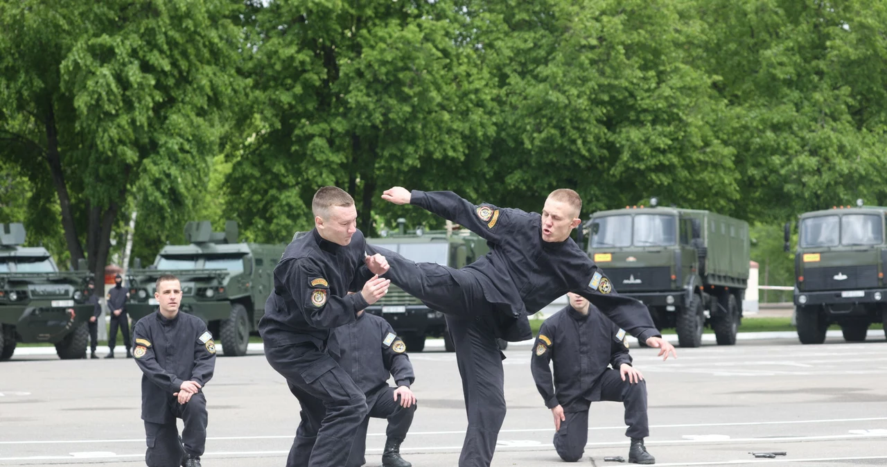 Białoruscy żołnierze w czasie ćwiczeń w Mińsku  