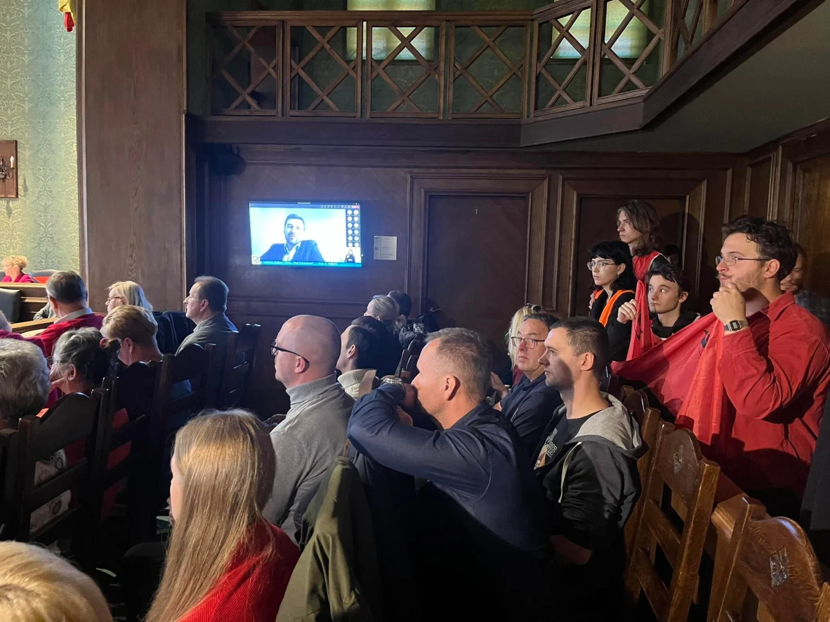 ​Tysiąca złotych podwyżki domagają się pracownicy Domów Pomocy Społecznej z Wrocławia. W tej sprawie złożono uchwałę społeczną. Temat trafił na dzisiejszą sesję Rady Miejskiej. Pojawili się na niej związkowcy i pracujący w DPS-ach. 