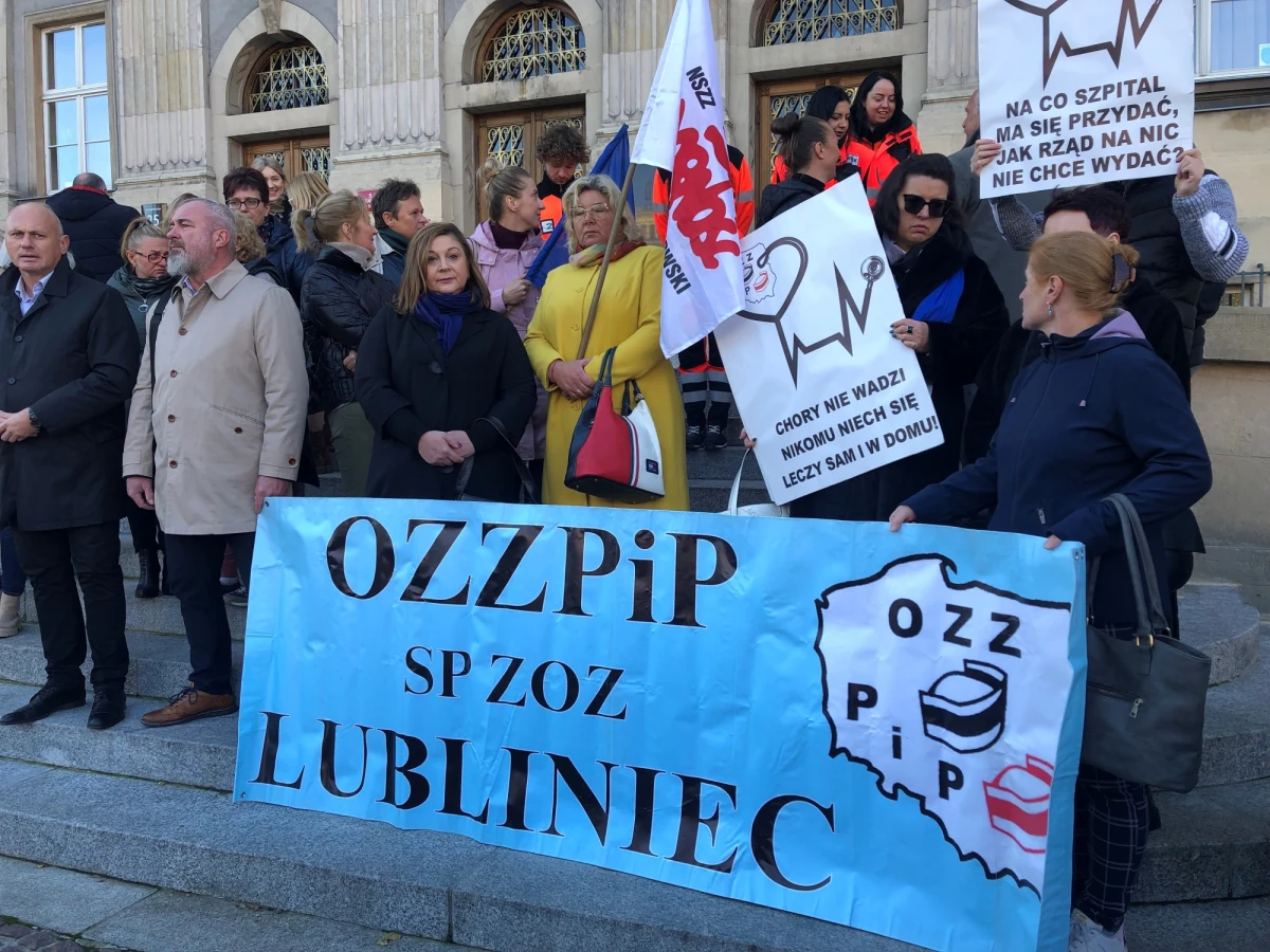 Ustawowe podwyżki dla pracowników ochrony zdrowia nadal pogrążają finansowo szpitale – alarmuje Związek Szpitali Powiatowych Województwa Śląskiego. Lecznicom brakuje miesięcznie po kilkaset tysięcy złotych, by wypłacić podwyższone wynagrodzenia. Sytuacji szpitali poświęcone było dziś posiedzenie Wojewódzkiej Rady Dialogu Społecznego w Katowicach. 