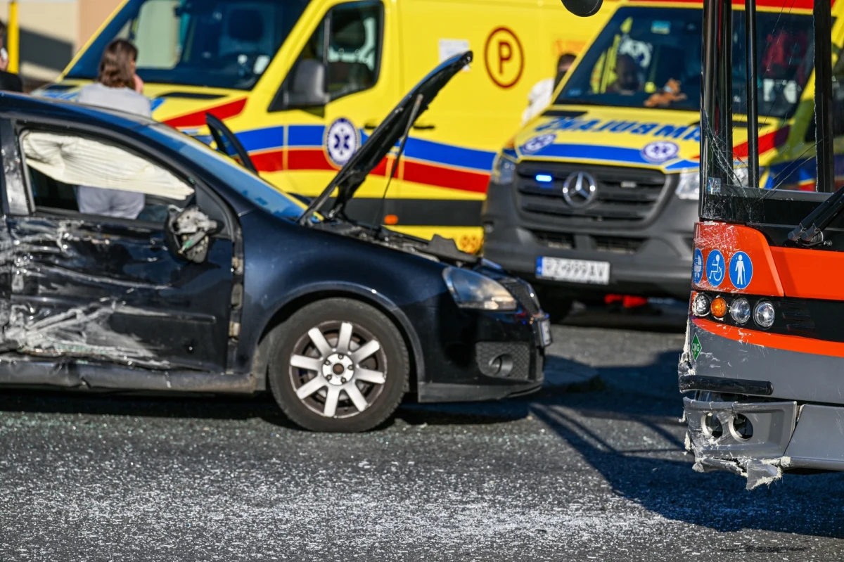 Ponad 3,4 promila alkoholu w organizmie miał 23-latek z Lubelszczyzny, który w Rzeszowie uderzył samochodem osobowym w autobus komunikacji miejskiej. Do kolizji doszło na skrzyżowaniu ulic Langiewicza i Witosa.