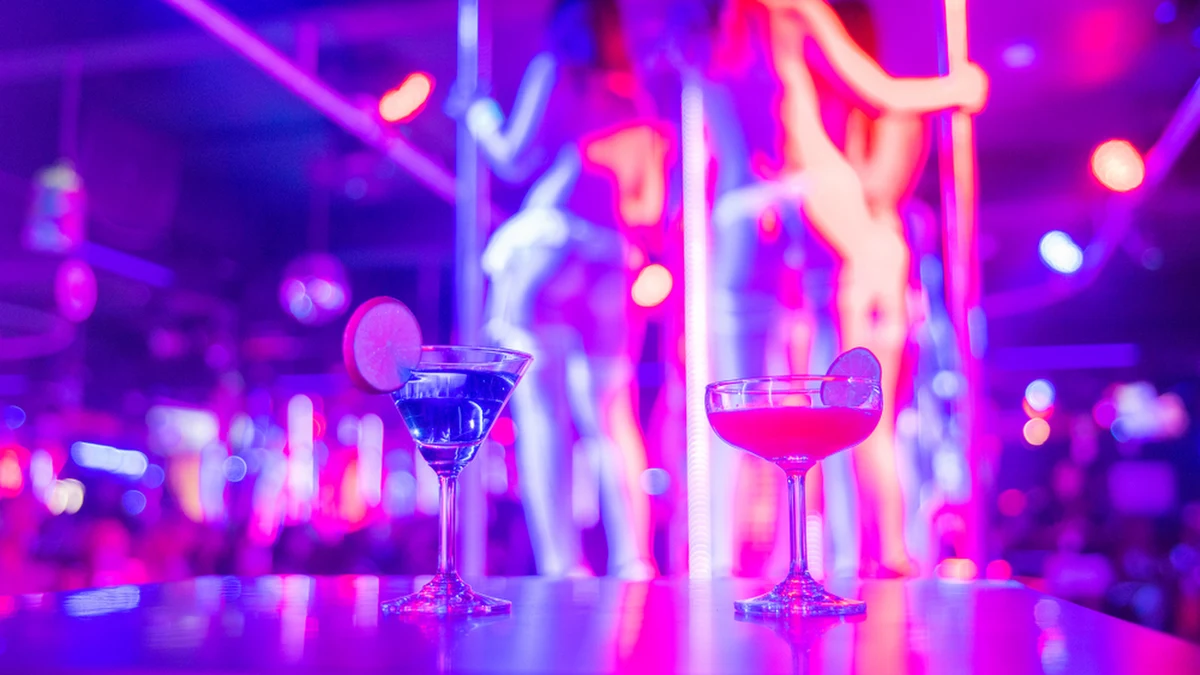 Poznań zapowiadał walkę z klubami go-go w centrum miasta. Miały być kary i zamknięcia. Tymczasem kolejne takie miejsce otwiera się naprzeciwko zabytkowego ratusza.