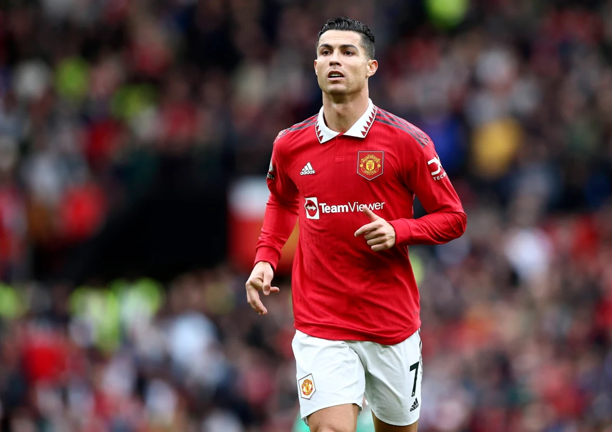 Cristiano Ronaldo nie znajdzie się w kadrze Manchesteru United na sobotnie spotkanie 13. kolejki angielskiej ekstraklasy z Chelsea w Londynie. Portugalski piłkarz został w ten sposób ukarany za zejście z ławki rezerwowych do szatni przed końcem meczu w środę.