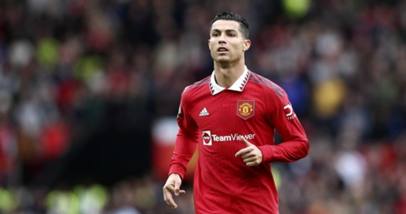 Cristiano Ronaldo nie znajdzie się w kadrze Manchesteru United na sobotnie spotkanie 13. kolejki angielskiej ekstraklasy z Chelsea w Londynie. Portugalski piłkarz został w ten sposób ukarany za zejście z ławki rezerwowych do szatni przed końcem meczu w środę.