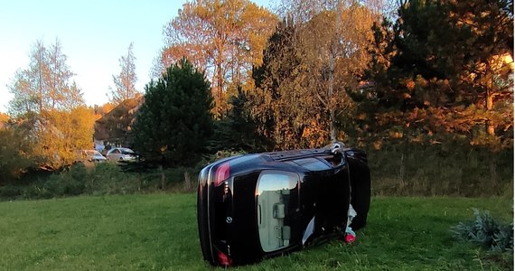 Mundurowi poszukują 26-latka, który samochodem zajechał drogę innemu samochodowi, wybił w nim szybę i ukradł telefon kobiecie kierującej tym pojazdem. Informację dostaliśmy na Gorącą Linię RMF FM.