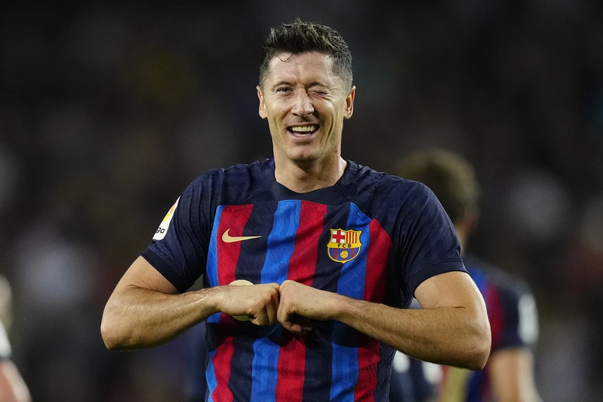 Robert Lewandowski zdobył dwie bramki, a Barcelona pokonała u siebie Villarreal 3:0 w meczu 10. kolejki piłkarskiej ekstraklasy Hiszpanii. Polski napastnik ma na koncie 11 trafień i zdecydowanie przewodzi klasyfikacji strzelców.