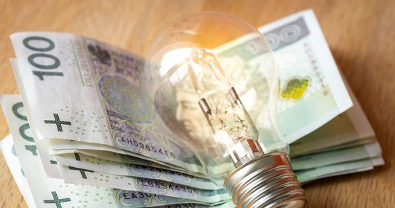 Sejm uchwalił w czwartek ustawę wprowadzającą maksymalne ceny energii elektrycznej dla gospodarstw domowych, samorządów i firm. Zgodnie z nowymi przepisami dla gospodarstw ta cena wyniesie 693 zł za MWh, a dla samorządów i sektora MŚP - 785 zł za MWh.
