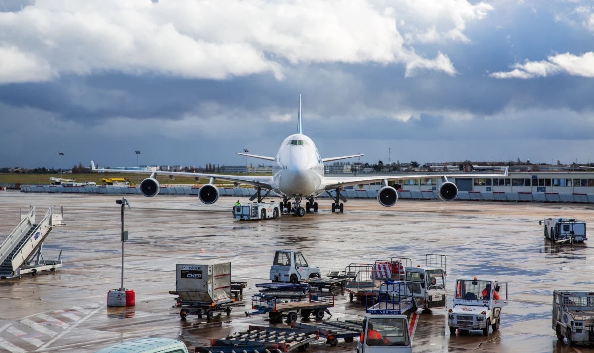 ​W czwartek wieczorem podczas lądowania na paryskim lotnisku Orly wypadł z pasa samolot pasażerski, na którego pokładzie była m.in. francuska minister - poinformowały władze lotniska. Nikomu nic się nie stało.