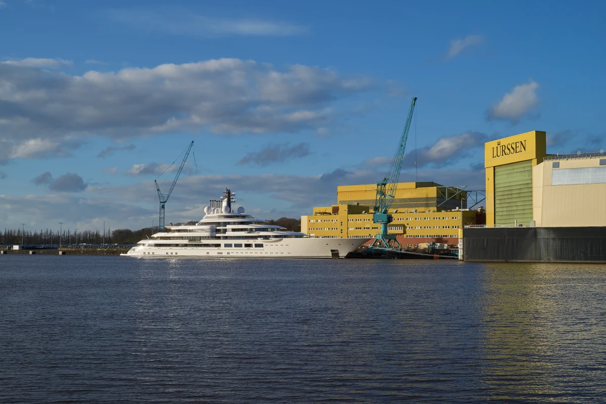 ​Niemiecka policja, w poszukiwaniu majątku rosyjskich oligarchów, natrafiła na luksusowe jachty, mogące być ich własnością. Także FBI zainteresowało się kilkoma jachtami, powstałymi na terenie stoczni w Bremie, które należą z dużym prawdopodobieństwem do Rosjan objętych sankcjami, a nawet do Władimira Putina - opisuje portal "Tagesschau".