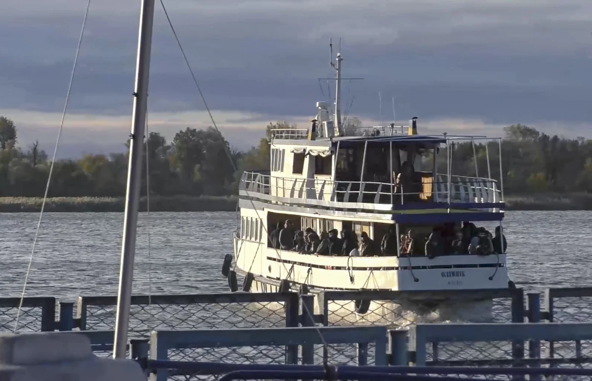 Rosja przygotowuje katastrofę w kachowskiej elektrowni wodnej na Dnieprze, zaminowując zaporę i transformatory - oświadczył Mychajło Podolak z biura prezydenta Ukrainy. Rosyjski zamach w kachowskiej elektrowni wodnej na Dnieprze byłby równoznaczny z użyciem broni masowego rażenia - dodał prezydent Ukrainy Wołodymyr Zełenski. Przywódca poinformował liderów UE, że siły rosyjskie zaminowały zaporę i transformatory siłowni.
