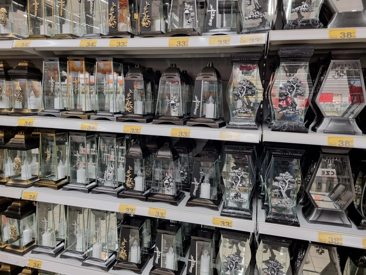 Znicze podrożały rok do roku średnio o 19,1 proc., ale ceny różnią się zależnie od rodzaju sklepu. Największe zmiany odnotowano w supermarketach, w których znicze są o 38,2 proc. droższe niż rok temu - wynika z badania UCE Research i Hiper-Com Poland przekazanego PAP.