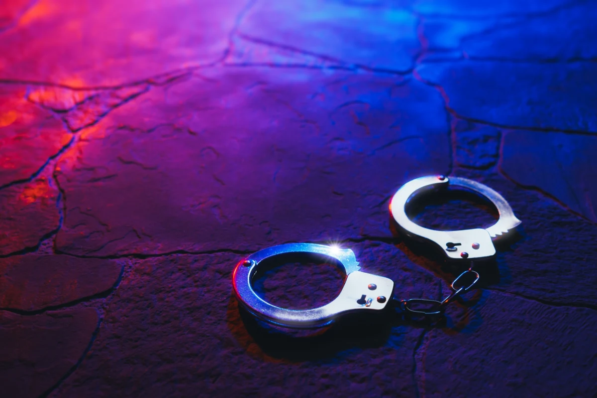 Wygłodzone, trzęsące się z zimna - w takim stanie były 16-letnie bliźnięta, które uciekły z wartego ok. 600 tys. dolarów domu w Houston w Teksasie. Brat i siostra zeznali, że matka przetrzymywała ich nagich w pralni, spinała ich kajdankami i zaklejała usta taśmą. Zmuszała ich też do picia własnego moczu. 