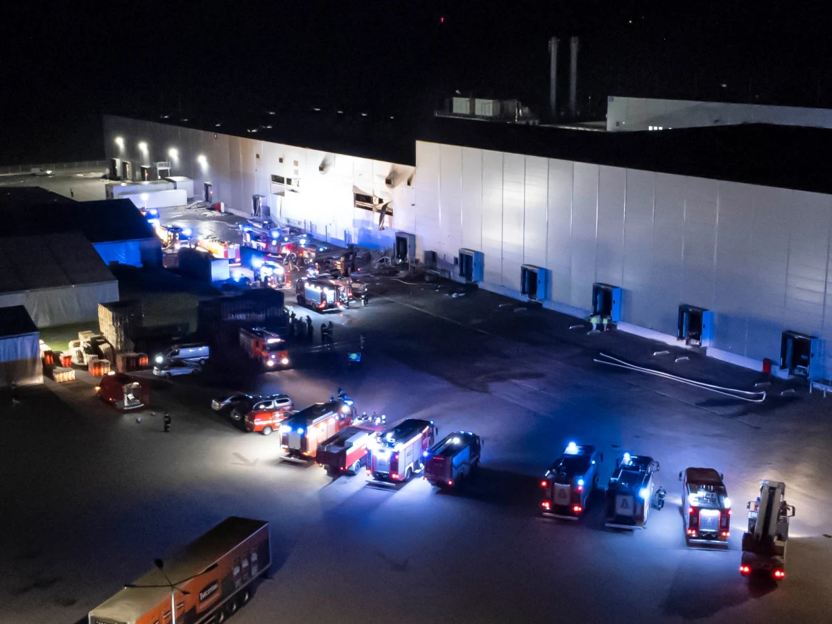 Strażacy o poranku kolejny raz interweniowali na terenie zakładów Tarczyński w Ujeźdźcu Małym na Dolnym Śląsku. Pożar szybko udało się opanować. Wczoraj w tym samym miejscu ponad 100 strażaków pronad sześć godzin walczyło z ogniem.