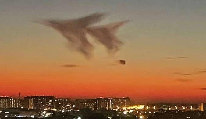 Gigantyczny "myśliwiec" z chmur nad Moskwą. Mieszkańcy mówią o "omenie"