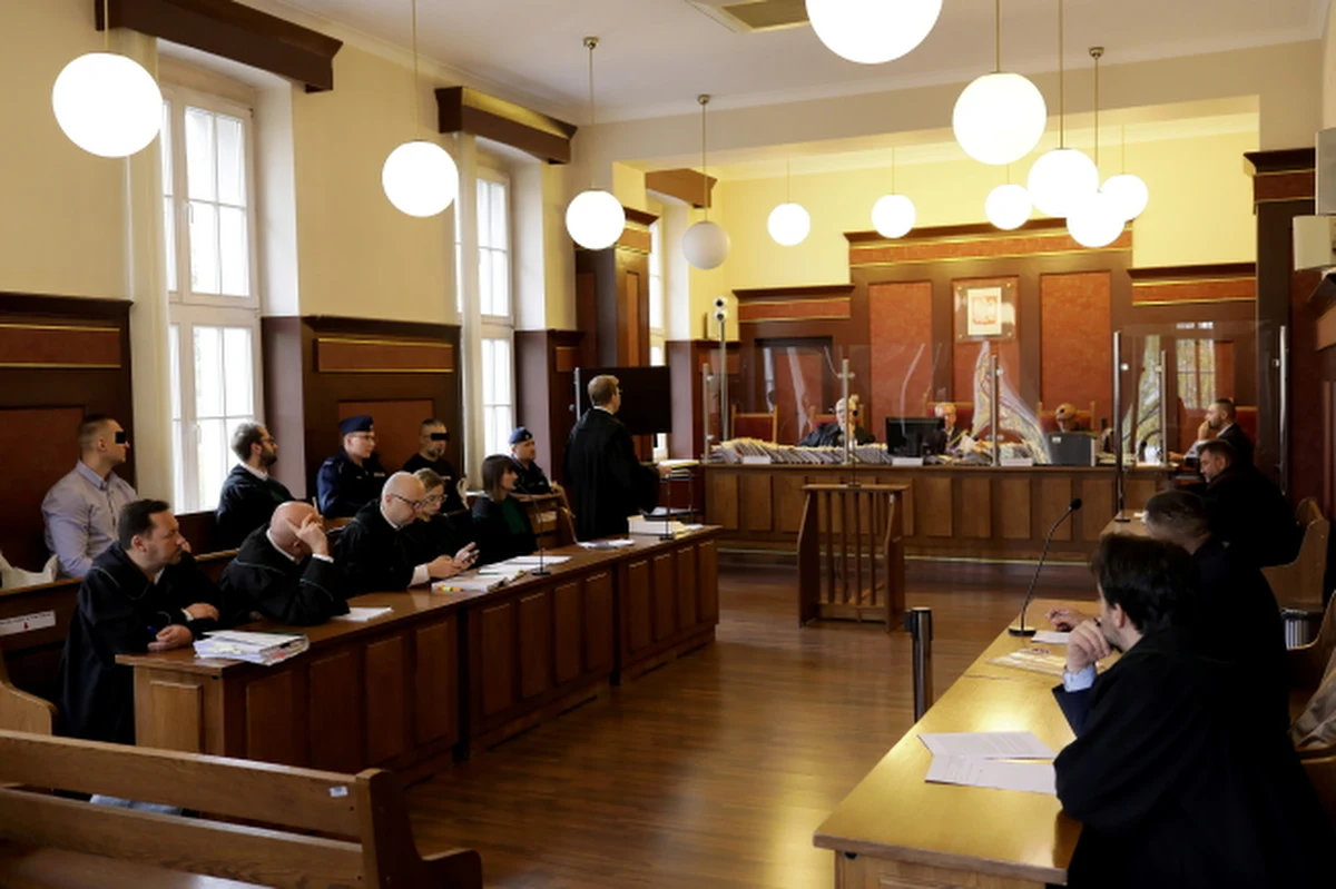 Przed Sądem Apelacyjnym w Katowicach rozpoczęła się w piątek rozprawa odwoławcza kilkunastu oskarżonych w sprawie gangu pseudokibiców Ruchu Chorzów - Psycho Fans. Odpowiadają oni za popełnienie ok. 100 przestępstw, m.in. włamania, kradzieże i rozboje, a także tzw. ustawki, handel narkotykami i pobicia.