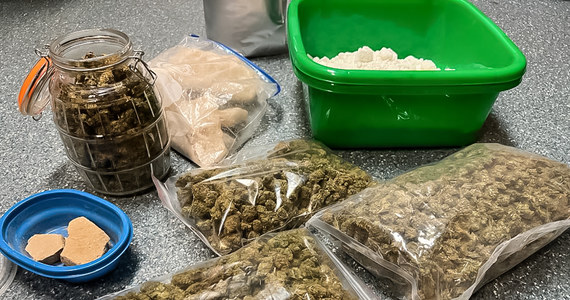 Stołeczni policjanci zatrzymali 41-latkę podejrzaną o posiadanie znacznej ilości środków odurzających i substancji psychotropowych. W jej mieszkaniu znaleźli prawie 4 kilogramy narkotyków, w tym marihuanę, heroinę, amfetaminę i klefedron.