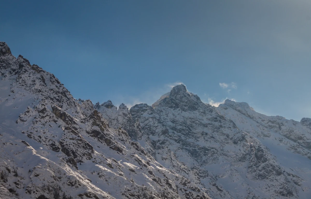 Szósta osoba zginęła w polskiej części Tatr w ciągu ostatnich dwóch tygodni. Po obu stronach granicy w sumie zginęło już dziesięciu turystów. Liczba ofiar pokazuje jak trudne są warunki w górach - mówi ratownik dyżurny TOPR Grzegorz Kubicki. Trudne są nie tylko dla niedoświadczonych turystów, ale nawet świetnie wyszkolonych ratowników. 