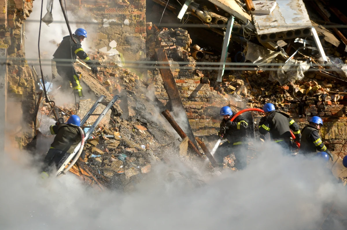 Irański producent próbował ukryć ślady wskazujące na pochodzenie dronów, ale zdradziły go napisy po angielsku z błędami gramatycznymi; dodatkowo na jednym elemencie znaleźliśmy odręczny napis po persku - powiadomił ukraiński wywiad wojskowy. HUR przeanalizował budowę zestrzelonego irańskiego drona używanego przez rosyjskie wojska.