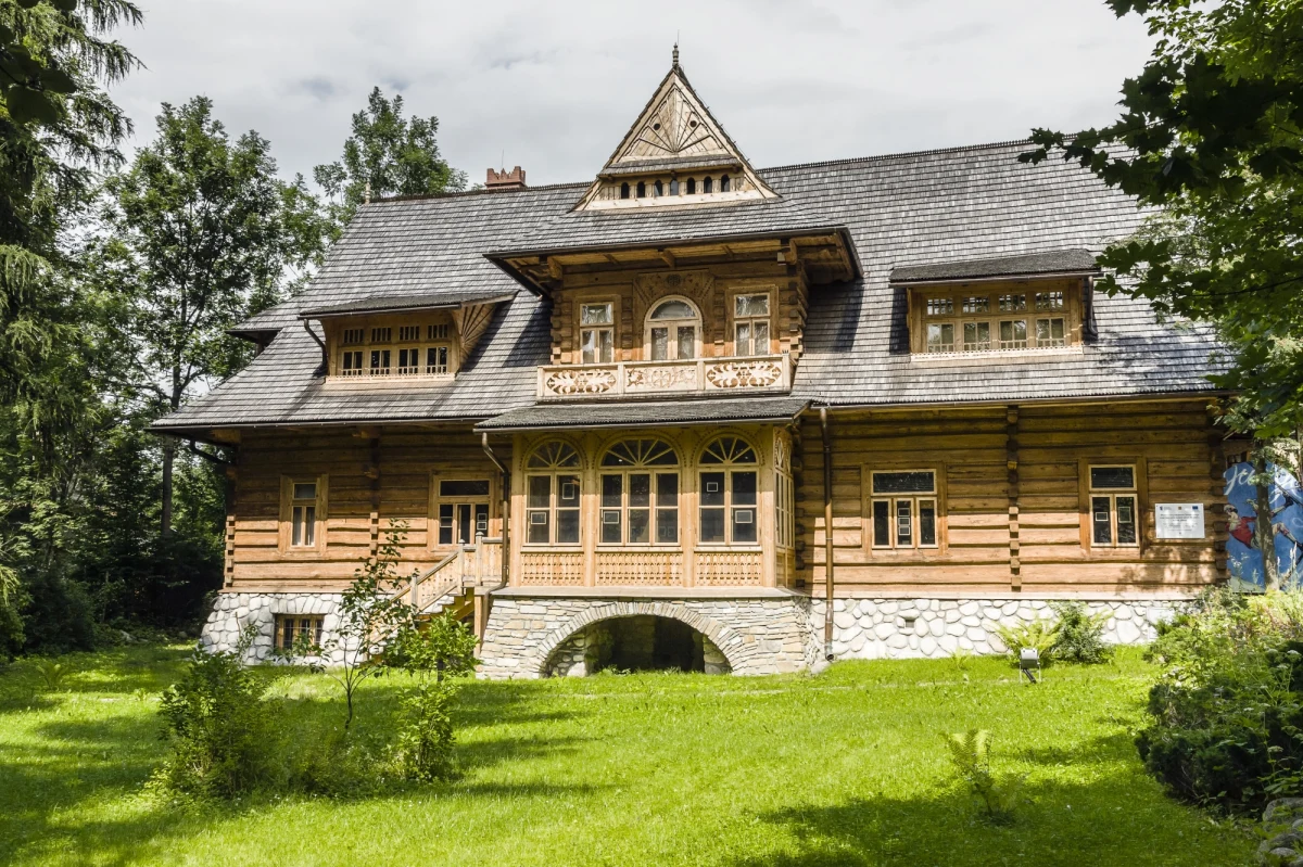 Styl zakopiański w architekturze, stworzony przez Stanisława Witkiewicza, miał być stylem narodowym, kiedy nazwa Polska wymazana była z mapy Europy. Teraz wraca się do niego właściwie tylko pod Tatrami i w kontekście starych, zabytkowych willi sprzed ponad stu lat. A może nie? Temu poświęcona będzie sobotnia konferencja w Muzeum Tatrzańskim, która ma za zadanie pokazać kolejne inkarnacje tego stylu.