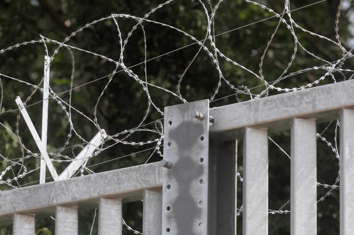 Do 10 listopada mają zostać uruchomione dwa pierwsze odcinki zapory elektronicznej na płocie odgradzającym Polskę od Białorusi - dowiedział się reporter RMF FM. Chodzi o 35 kilometrów. 