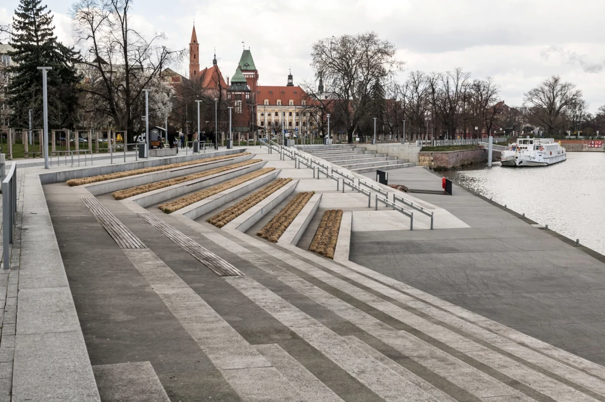 Sąd zdecydował o aresztowaniu na 3 miesiące dwóch 17-latków, którzy brutalnie pobili 18-latka we Wrocławiu - przekazała RMF FM Anna Placzek-Grzelak z Prokuratury Okręgowej we Wrocławiu. Nadal poszukiwany jest trzeci napastnik. 