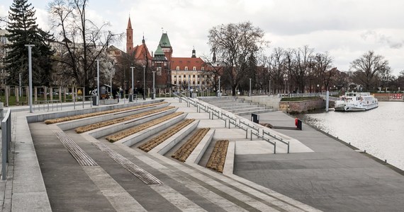 Sąd zdecydował o aresztowaniu na 3 miesiące dwóch 17-latków, którzy brutalnie pobili 18-latka we Wrocławiu - przekazała RMF FM Anna Placzek-Grzelak z Prokuratury Okręgowej we Wrocławiu. Nadal poszukiwany jest trzeci napastnik. 