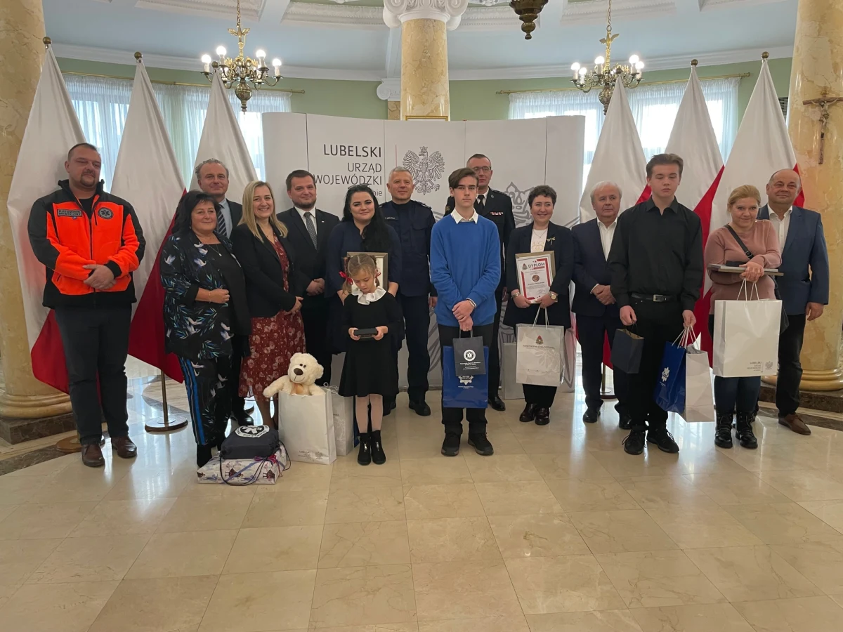 8-letnia Gabrysia oraz Kamil i Szymon, uczniowie 8 klasy, zostali uhonorowani nagrodami wojewody lubelskiego i komendanta głównego Państwowej Straży Pożarnej. Dzieci doceniono za ratowanie życia i zdrowia innych. 