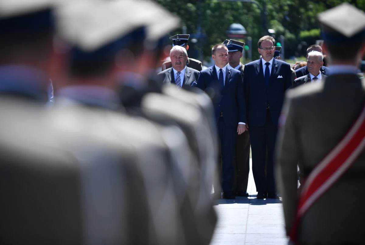 Maciej Materka ogłosił decyzję o odejściu ze stanowiska szefa Służby Kontrwywiadu Wojskowego. "Po prawie 5 latach pracy na tym stanowisku pozostawiam Służbę ukompletowaną, dobrze wyposażoną i doskonale przygotowaną do realizacji jej ustawowych zadań, a przede wszystkim gotową do stawienia czoła bieżącym zagrożeniom i wyzwaniom” – napisał w oświadczeniu. Przypomnijmy, że w sierpniu tego roku rezygnację złożył szef Agencji Wywiadu - Piotr Krawczyk.