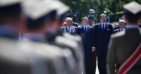 Maciej Materka ogłosił decyzję o odejściu ze stanowiska szefa Służby Kontrwywiadu Wojskowego. "Po prawie 5 latach pracy na tym stanowisku pozostawiam Służbę ukompletowaną, dobrze wyposażoną i doskonale przygotowaną do realizacji jej ustawowych zadań, a przede wszystkim gotową do stawienia czoła bieżącym zagrożeniom i wyzwaniom” – napisał w oświadczeniu. Przypomnijmy, że w sierpniu tego roku rezygnację złożył szef Agencji Wywiadu - Piotr Krawczyk.