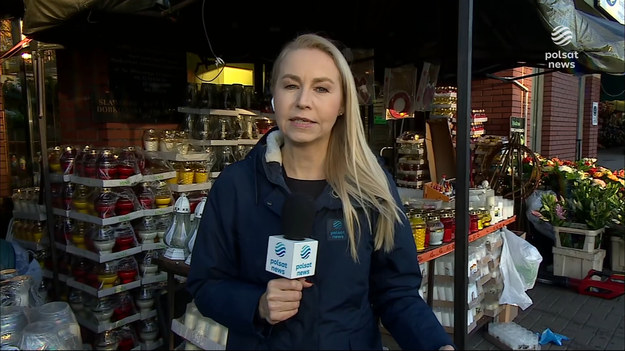 Reporterka Polsat News kilkanaście dni przez Zaduszkami sprawdziła, jakie w tym roku są ceny zniczy i kwiatów.