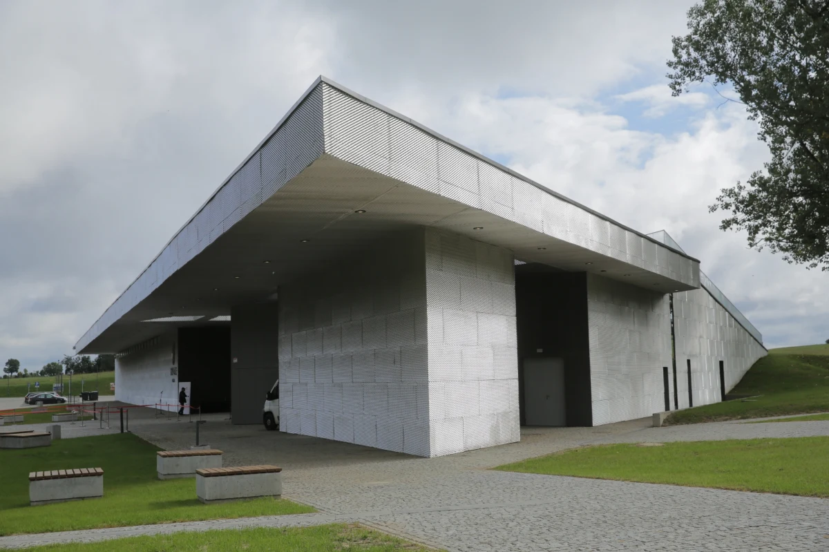 Sąd Okręgowy w Olsztynie skazał na rok więzienia w zawieszeniu i po 15 tys. zł grzywny dwie osoby oskarżone o próbę wyłudzenia blisko 20 mln zł na szkodę Muzeum Bitwy pod Grunwaldem. Sprawa dotyczy czasu, gdy muzeum było budowane. 