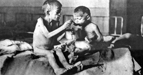 Szef MSZ Ukrainy Dmytro Kułeba zaapelował do parlamentów wszystkich krajów, by uznały za ludobójstwo Wielki Głód z lat 30 XX w. na Ukrainie, wówczas w składzie ZSRR. Przypomniał, że w tym roku przypada 90. rocznica tej tragedii.