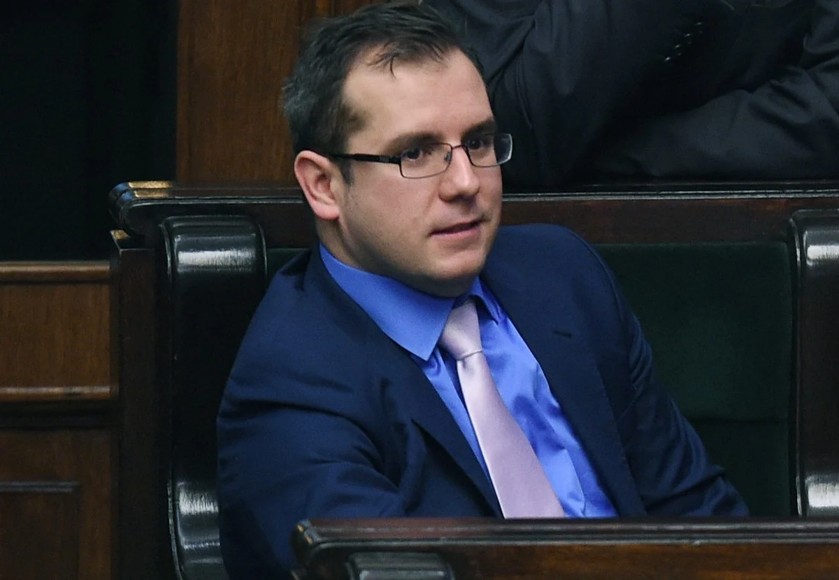 Poseł PiS Przemysław Czarnecki decyzją Jarosława Kaczyńskiego został zawieszony w prawach członka partii. Pijany Czarnecki spędził noc w izbie wytrzeźwień.