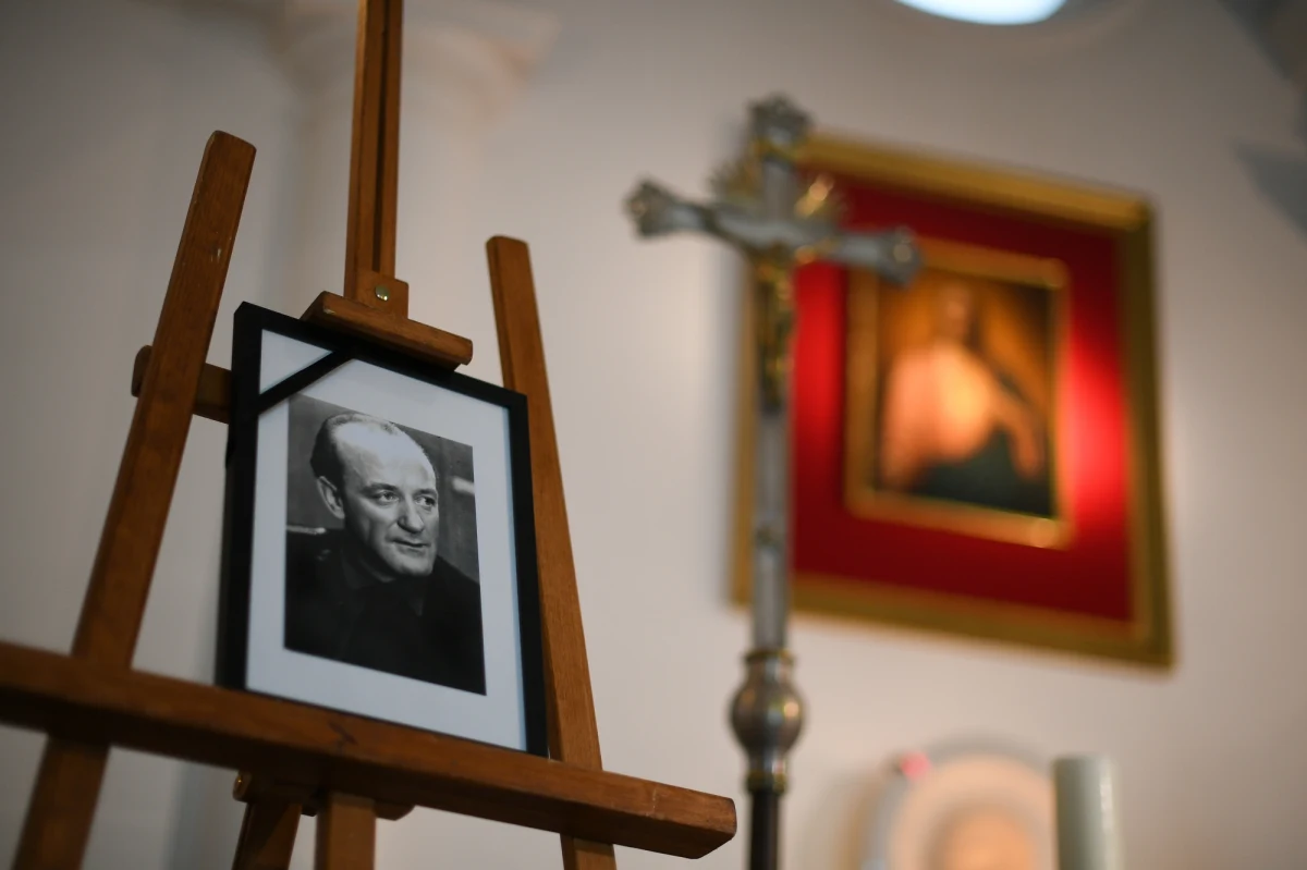 W Kościele Środowisk Twórczych w Warszawie pożegnano aktora teatralnego, filmowego i dubbingowego Zdzisława Tobiasza. Największą popularność zyskał on dzięki roli majora Wołczyka w serialu "07 zgłoś się". Odprowadzenie szczątków aktora do grobu rodzinnego na cmentarzu w Rossoszycy (woj. łódzkie) odbędzie się w sobotę.