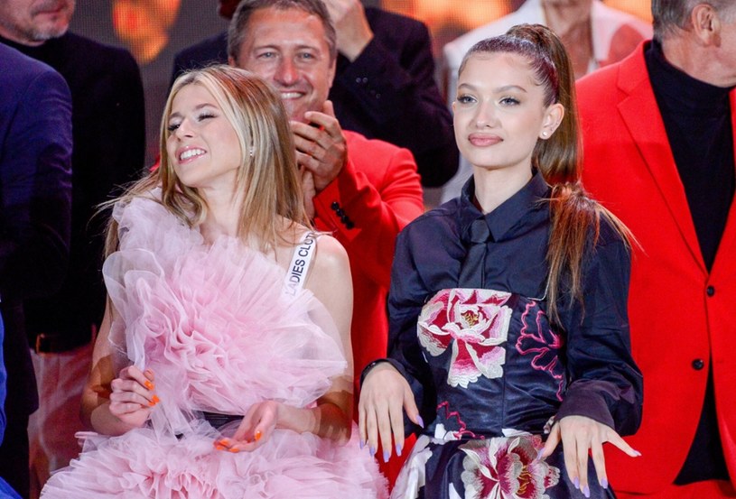 Viki Gabor i Roksana Węgiel regularnie są krytykowane za swój wygląd. Wielu internautów wytyka im, że swoim ubiorem i silnym makijażem stylizują się na dużo starsze niż są. Teraz w obronie wokalistek stanęła Julia Wieniawa. 