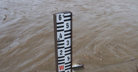 ​Instytut Meteorologii i Gospodarki Wodnej wydał ostrzeżenie przed wzrostem poziomu wody w rzece Barycz w woj. wielkopolskim z możliwością przekroczenia stanów alarmowych. Alert obowiązuje do godzin porannych w poniedziałek.