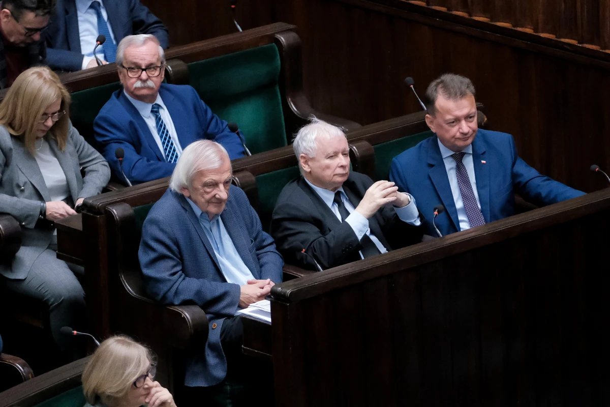 Jarosław Kaczyński i Donald Tusk od kilku tygodni jeżdżą po całym kraju. Spotkania z wyborcami często są transmitowane w telewizji, ale jak wynika z sondażu na zlecenie „Super Expressu”, niemal połowa Polaków nie lubi słuchać przemówień ani lidera PO, ani lidera PiS.