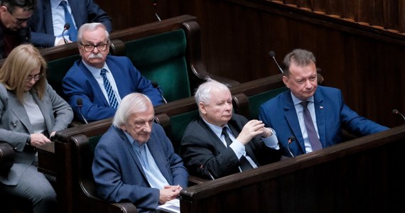 Jarosław Kaczyński i Donald Tusk od kilku tygodni jeżdżą po całym kraju. Spotkania z wyborcami często są transmitowane w telewizji, ale jak wynika z sondażu na zlecenie „Super Expressu”, niemal połowa Polaków nie lubi słuchać przemówień ani lidera PO, ani lidera PiS.