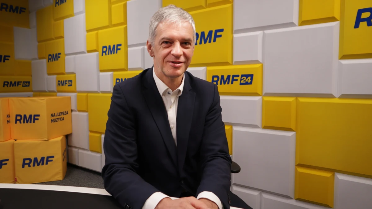 „Opozycja mówi o trudnej zimie w kontekście dans macabre, który mamy przy okazji węgla, węgla dla gospodarstw indywidualnych. Ta historia zaczęła się na wiosnę, to była indywidualna decyzja Mateusza Morawieckiego, że przedwcześnie nakładamy embargo” – mówił Gość Krzysztofa Ziemca w RMF FM Paweł Poncyljusz. Wiceprzewodniczący klubu parlamentarnego Koalicji Obywatelskiej stwierdził, że przez tę decyzję „odmroziliśmy sobie ręce”. „W przypadku węgla mamy wojnę, ale tę wojnę wywołał sam rząd. Dlatego mówię o dans macabre, bo mieliśmy już cztery różne pomysły jak zarządzić kwestią węgla i dostawą węgla do polskich domów tam, gdzie jest nim opalane. Przeszliśmy również przez namawiania prezesa Kaczyńskiego, żeby opalać wszystkim, byle nie oponami. Już mamy pomysł węgla brunatnego, który ma być sprzedawany dla bezpośrednich odbiorców, co jest koszmarem, dlatego że jest to bardzo toksyczne. To znaczy, generalnie nie tylko jest problem marznięcia, chociaż zdaję sobie sprawę, że nie będziemy marznąć w domach. Wielu Polaków będzie palić, czym się da i to jest najgorsze” – zaznaczył. 