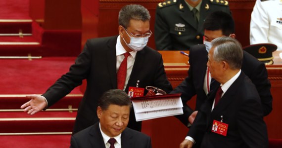W Pekinie zakończył się XX zjazd rządzącej Komunistycznej Partii Chin (KPCh), który zdaniem ekspertów dodatkowo umocni władzę przywódcy kraju Xi Jinpinga. Media zwracają uwagę, że sali wyprowadzono byłego prezydenta Hu Jintao, który wyglądał na osłabionego.
